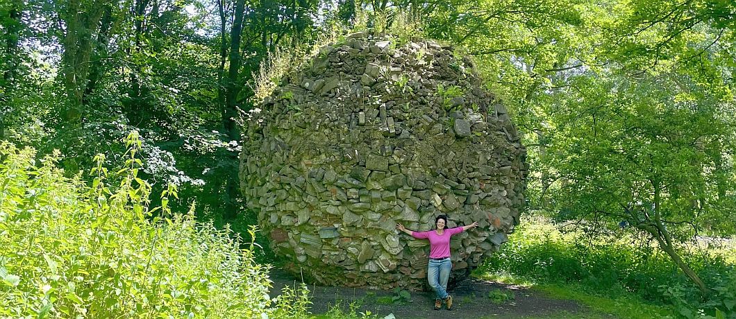 Davide voor kunstwerk de Puinbal van Donald Duk bij Ockenburgh.