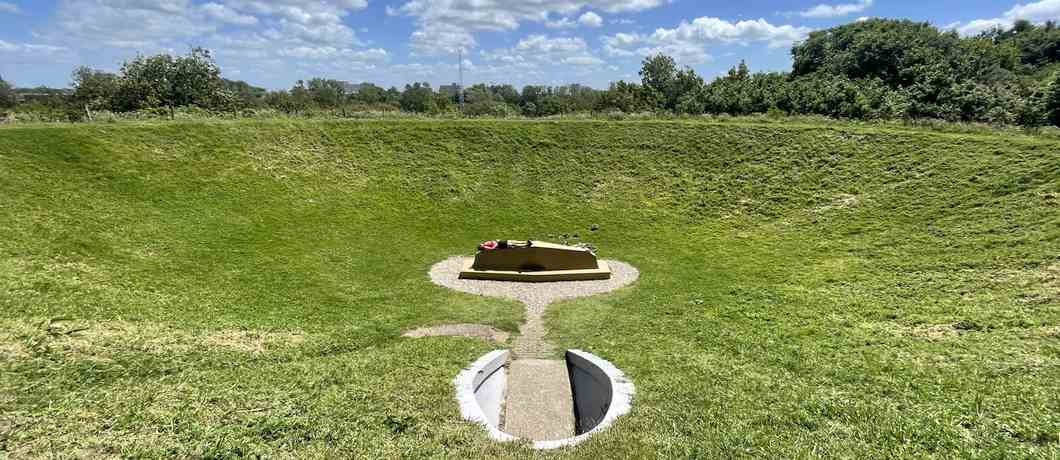 Liggen in het kunstwerk Hemels Gewelf van James Turrell tijdens de wandeling Kunst en Historie rond Ockenburgh.