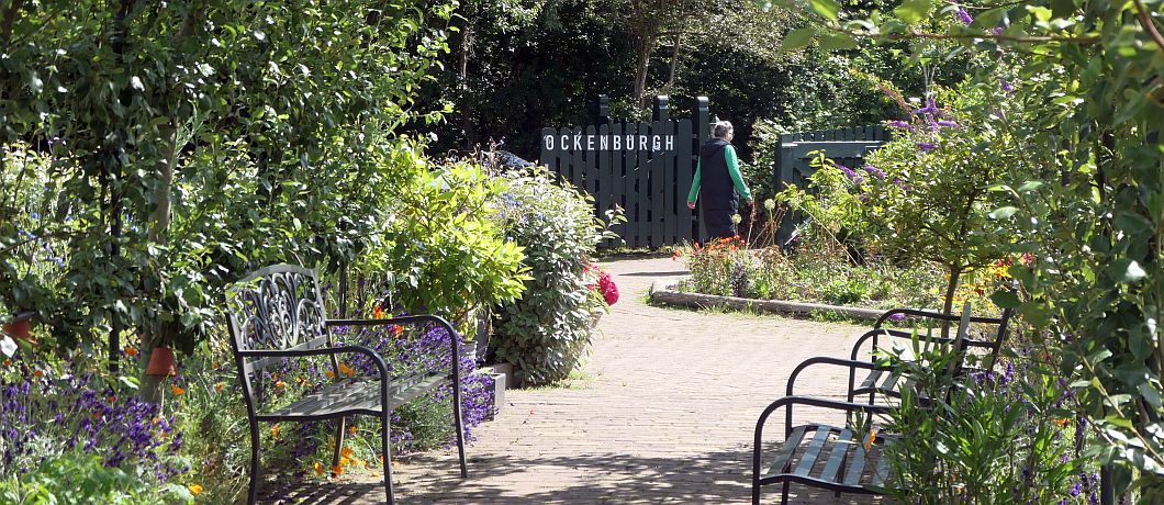 De moestuin met hek met de naam erop van buitenplaats Ockenburgh bij Den Haag.