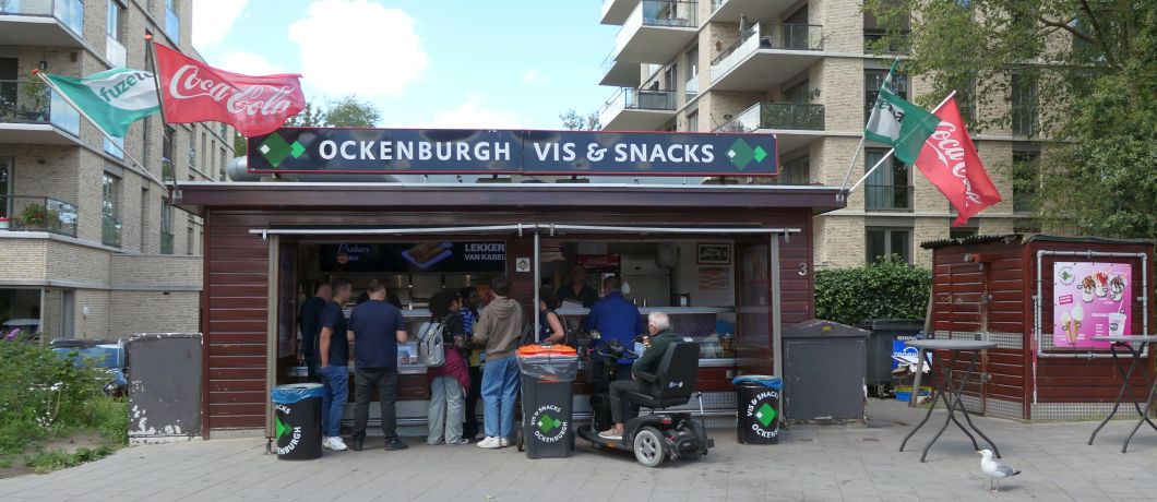 Typisch Haagse vis- en patatkraam Ockenburgh, met een meeuw die zijn kans afwacht.