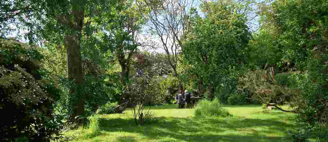 Picknicktafel achterin de natuurtuin van het vakantiehuis in Terhofstede in Zeeuws-Vlaanderen.