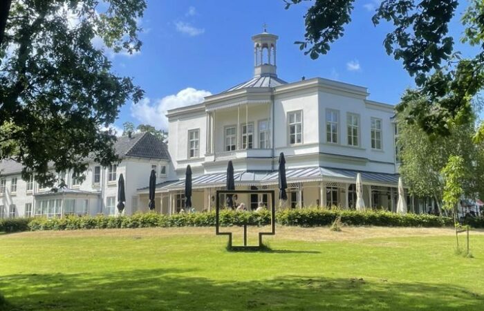 De witte Villa Ockenburgh bij Den Haag.