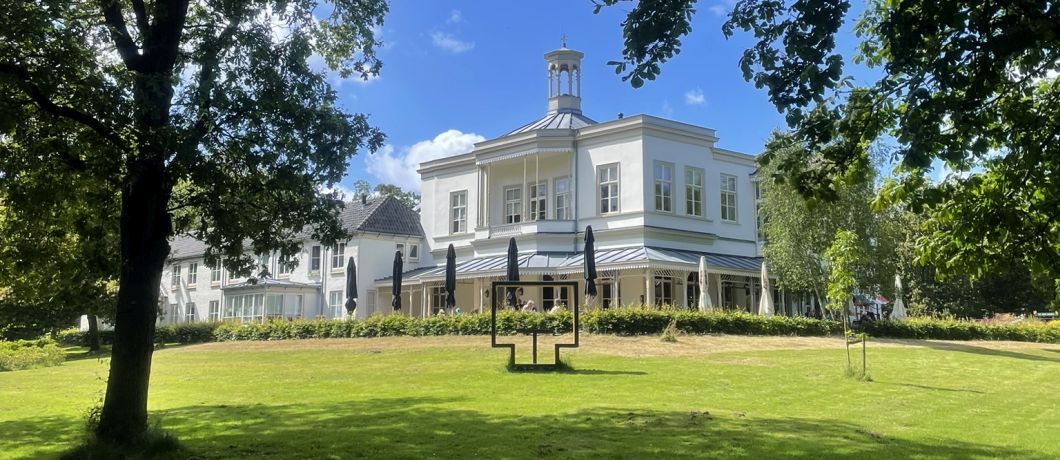 De witte Villa Ockenburgh bij Den Haag.