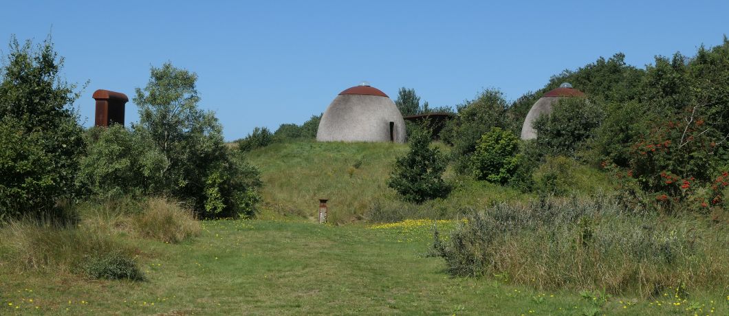 Koepels van bunkers onderdeel van De Nollen bij Den Helder.