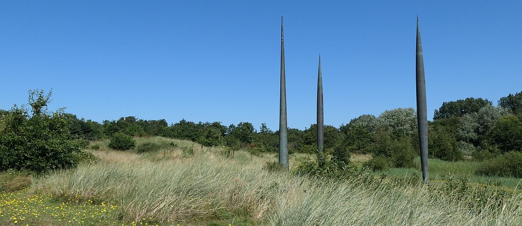 Obelisken met koper omwonden van Rudi van de Wint bij De Nollen bij Den Helder.
