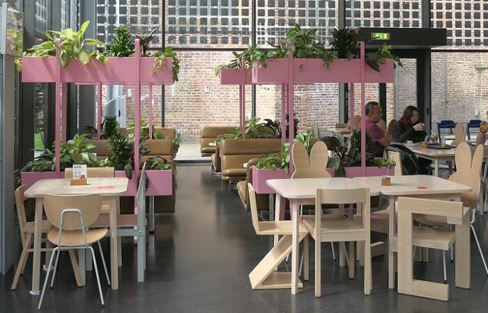 Blankhouten stoelen van beroemde ontwerpers in Museumcafé Centraal in Utrecht