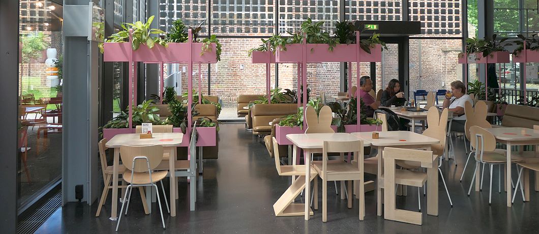 Blankhouten stoelen van beroemde ontwerpers in Museumcafé Centraal in Utrecht