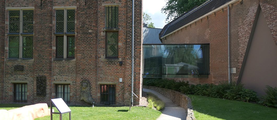 De glazen brug tussen de gebouwen van het Centraal Museum te zien vanaf het terras van Museumcafé Centraal in Utrecht