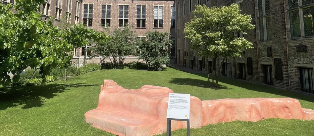 Het oranje organisch gevormde kunstwerk Between here and the Sun van Anna Aagaard Jensen in de tuin bij Museumcafé Centraal