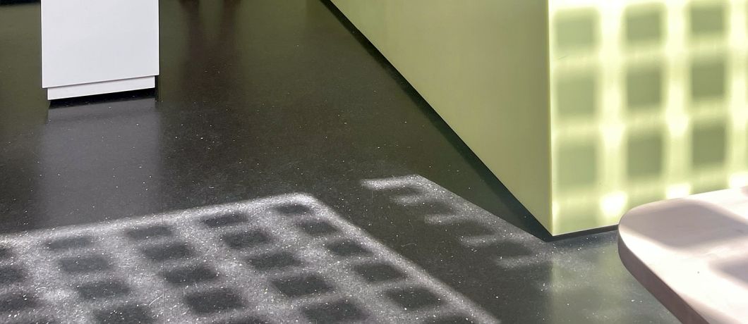 De schaduw van de zonnepanelen op de vloer van Museumcafé Centraal in Utrecht