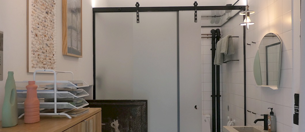 Praktische indeling met fontein en wc in de gang van de Cocondo bunker bij Hoek van Holland.