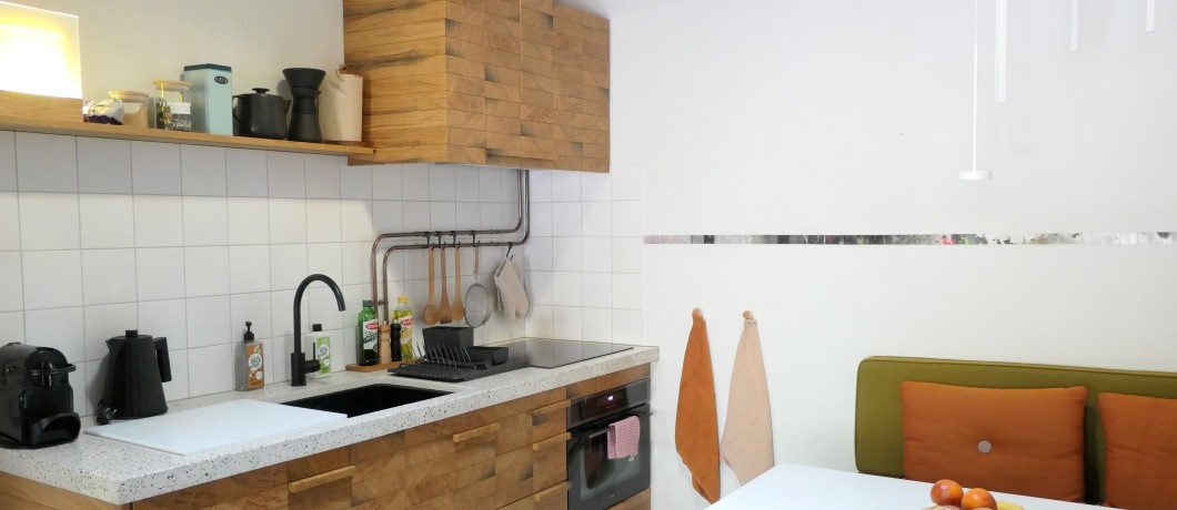 De keuken van de Cocondo bunker gemaakt van het hout van een omgevallen boom.