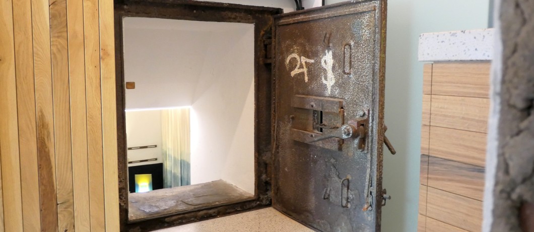 De metalen deur die leidt naar telefoonbunker JI bij Hoek van Holland