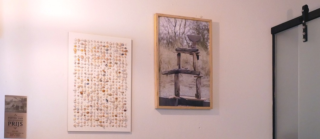 De eigen kunstcollectie hangt aan de muur bij de Cocondo bunker.