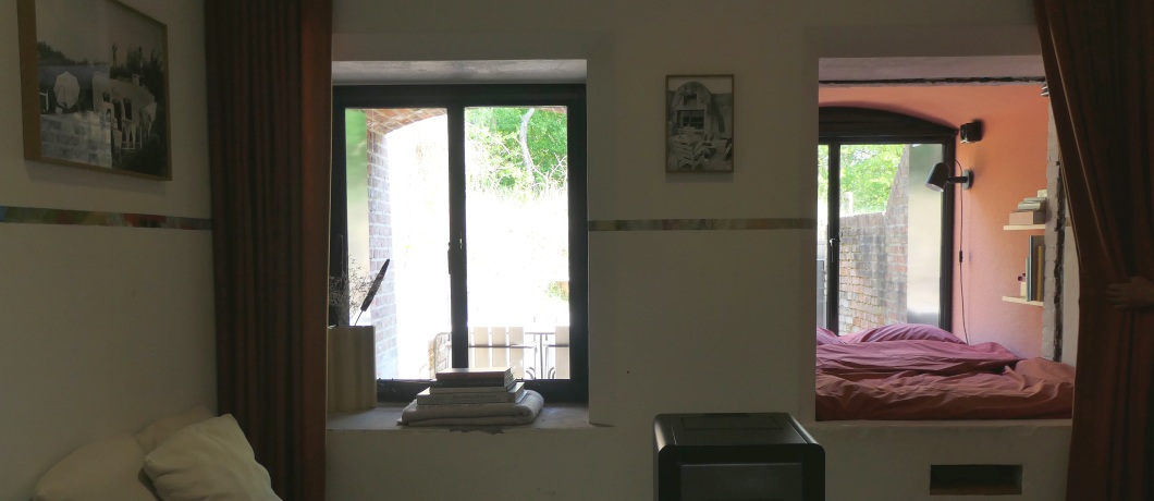 De uitgebouwde nis is nu een extra slaapkamer in de Cocondo bunker bij Hoek van Holland.