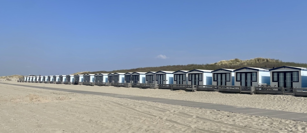 Strandhuisjes op het strand bij Hoek van Holland om de hoek bij vakantiehuis de Cocondo bunker.