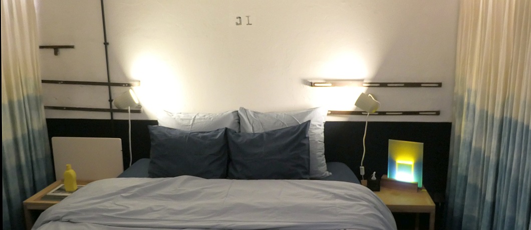 Telefoonbunker JI nu slaapkamer met blauwe zee kleuren in vakantiehuis Cocondo bunker.