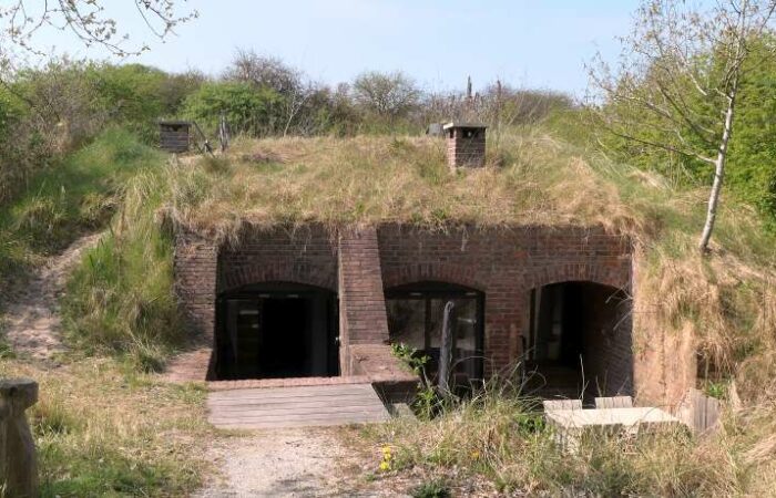 Vakantiehuis Cocondo bunker bij Hoek van Holland ingegraven in het duin.