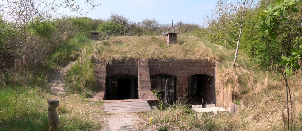 Vakantiehuis Cocondo bunker bij Hoek van Holland ingegraven in het duin.
