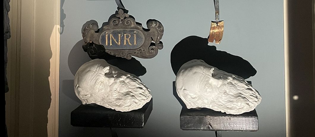 Series hoofden van Darwin met Inri eronder in Art Zoo Museum in Amsterdam.