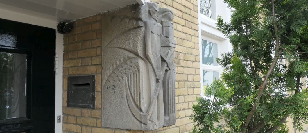 Beeld de Maaier van Hildo Krop op het Zuivelplein bij de wandeling Betondorp.