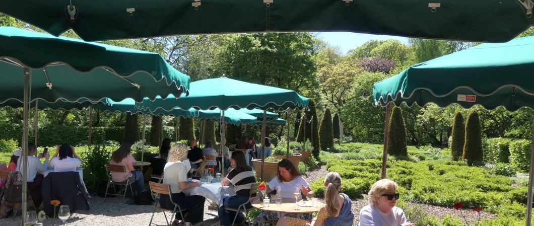 Terras van restaurant Merkelbach in park Frankendael tijdens de wandeling tuindorpen Amsterdam.