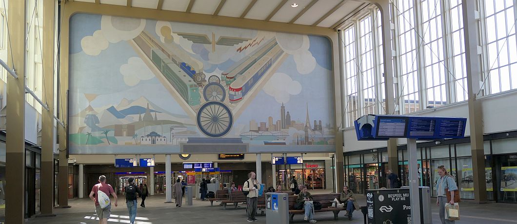 Kunstwerk in de hal van het Amstelstation begin- en eindpunt van de wandeling Betondorp.